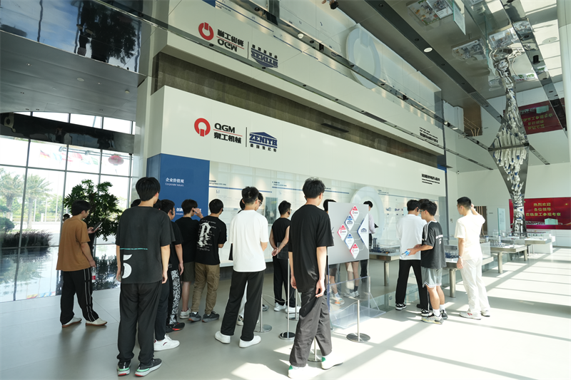 लिमिंग व्होकेशनल युनिव्हर्सिटीने नोकरी विकास कार्यक्रमासाठी Fujian Quangong Machinery Co., Ltd ला भेट दिली.