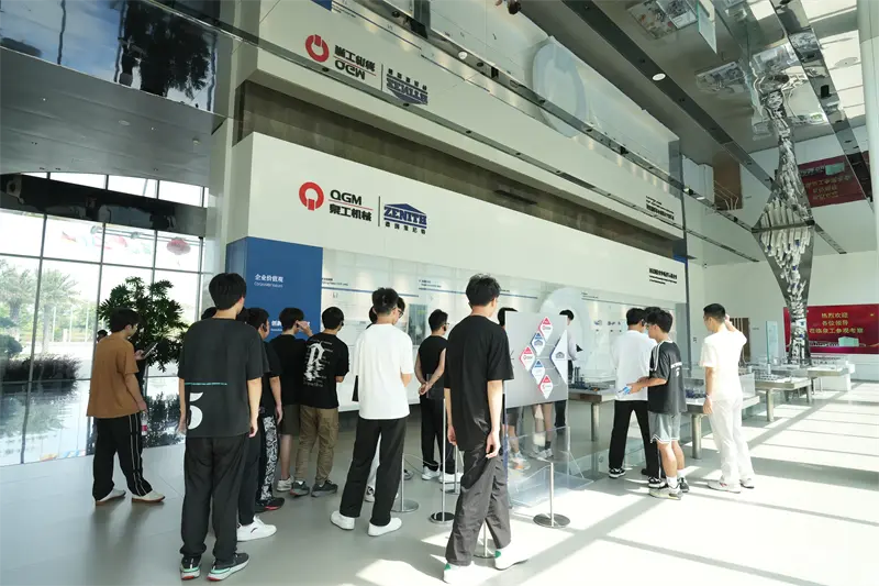 लिमिंग व्होकेशनल युनिव्हर्सिटीने नोकरी विकास कार्यक्रमासाठी Fujian Quangong Machinery Co., Ltd ला भेट दिली.