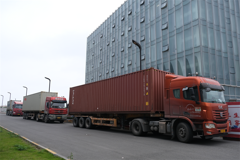 QGM वीट बनवण्याची मशीन मध्य पूर्वेला पाठवली, प्रादेशिक बांधकामाला नवीन झेप घेण्यास मदत केली