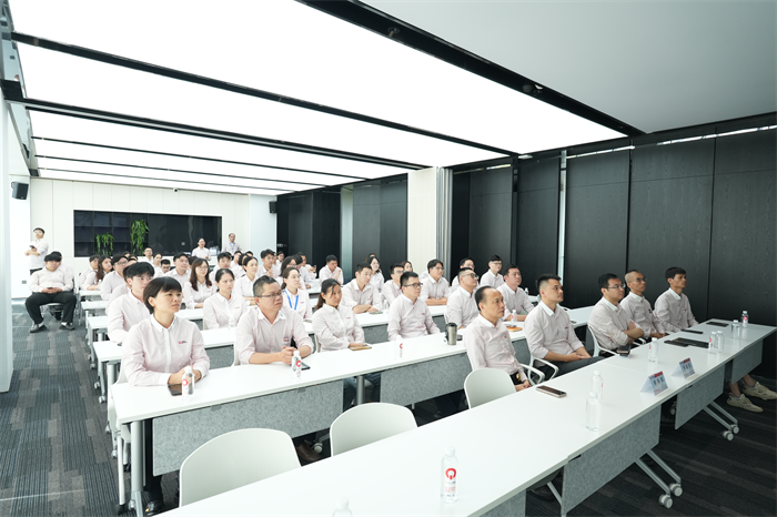 QGM: लष्करी परेड एकत्र पाहणे आणि प्रगतीसाठी शक्ती गोळा करणे