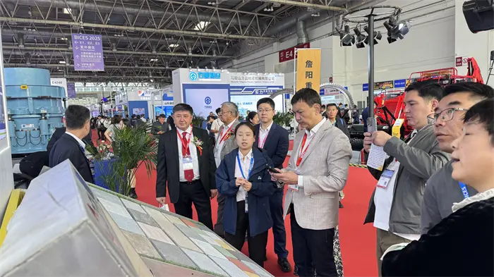 स्मार्ट मॅन्युफॅक्चरिंगवर बोलण्यासाठी गोल्डन ऑटम गॅदरिंग, क्वांगॉन्गची ताकद चमक निर्माण करते