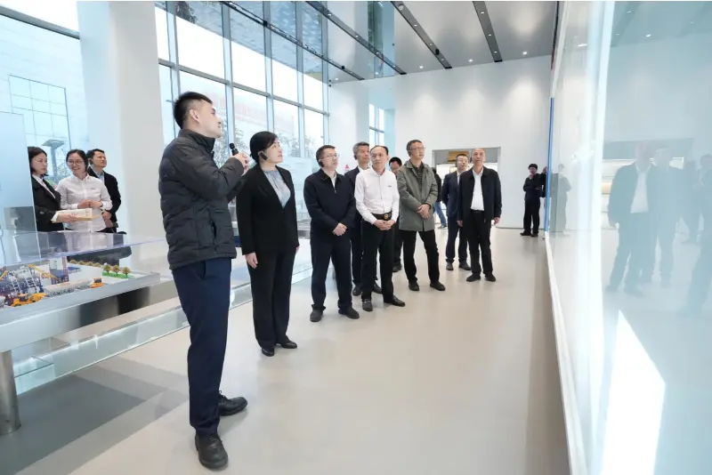 नॅशनल डेव्हलपमेंट अँड रिफॉर्म कमिशन (NDRC) च्या ब्युरो ऑफ प्रायव्हेट इकॉनॉमीचे डेप्युटी डायरेक्टर जनरल श्री. लिऊ मिन आणि त्यांच्या शिष्टमंडळाने तपासणी आणि संशोधन दौऱ्यासाठी क्वांगॉन्ग मशिनरी कंपनी लिमिटेडला भेट दिली.
