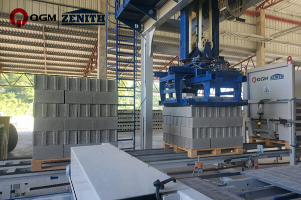 होंडुरासमध्ये QGM NEW ZN900C स्वयंचलित काँक्रीट ब्लॉक बनवणारी मशीन